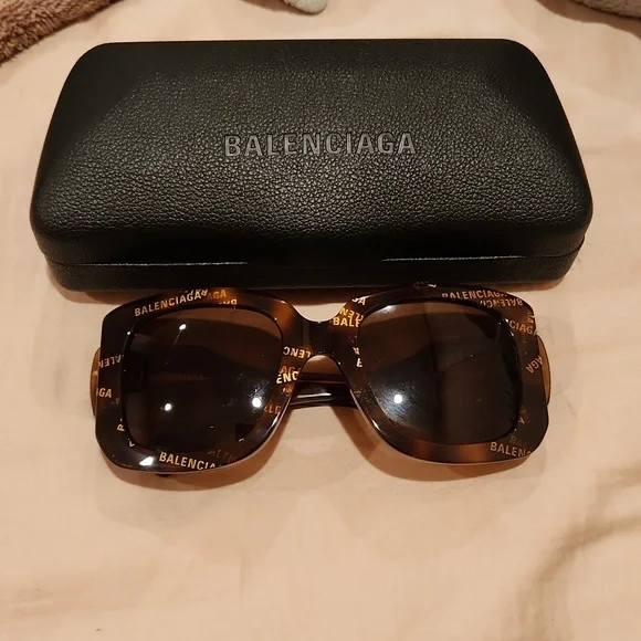 Balenciaga | Accessories | Balenciaga Paris Dframe  display picture 1